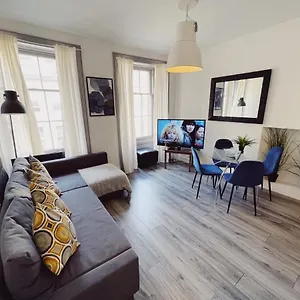 Centre, Two Bedroom, Sleeps 6 Apartment