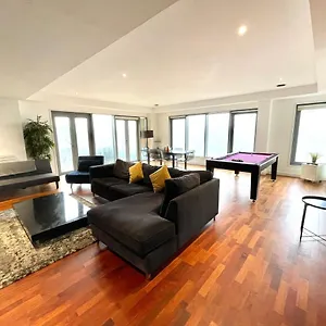 Penthouse - Sleeps 8 - City Centre - Free Parking - City Views Apartment